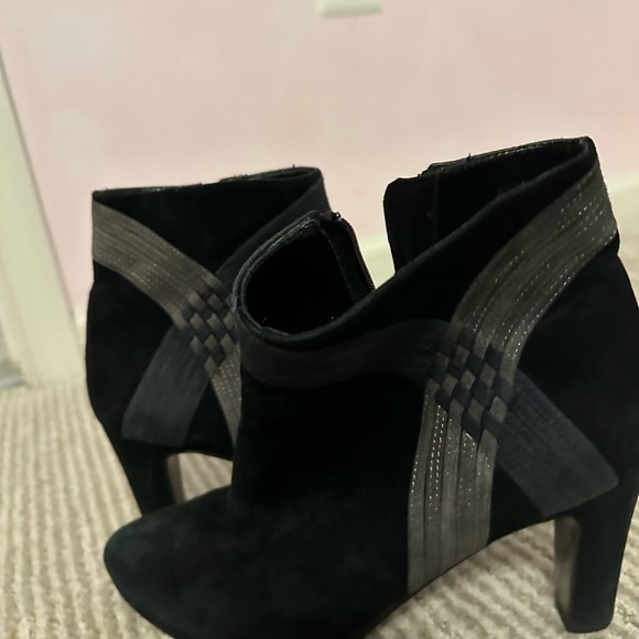 Beautiful booties - Picture 5 of 6